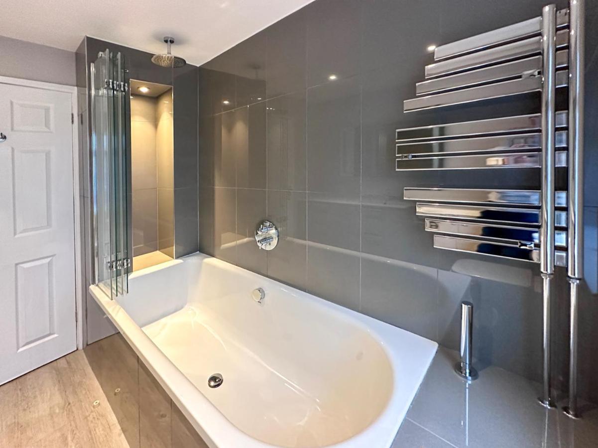 Blunsdon Lodge - Spacious Bungalow, High Speed Wi-Fi, Free Private Parking, Garden 스윈던 외부 사진