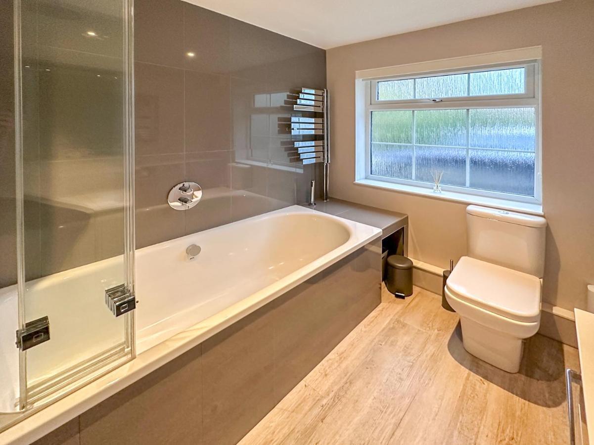 Blunsdon Lodge - Spacious Bungalow, High Speed Wi-Fi, Free Private Parking, Garden 스윈던 외부 사진