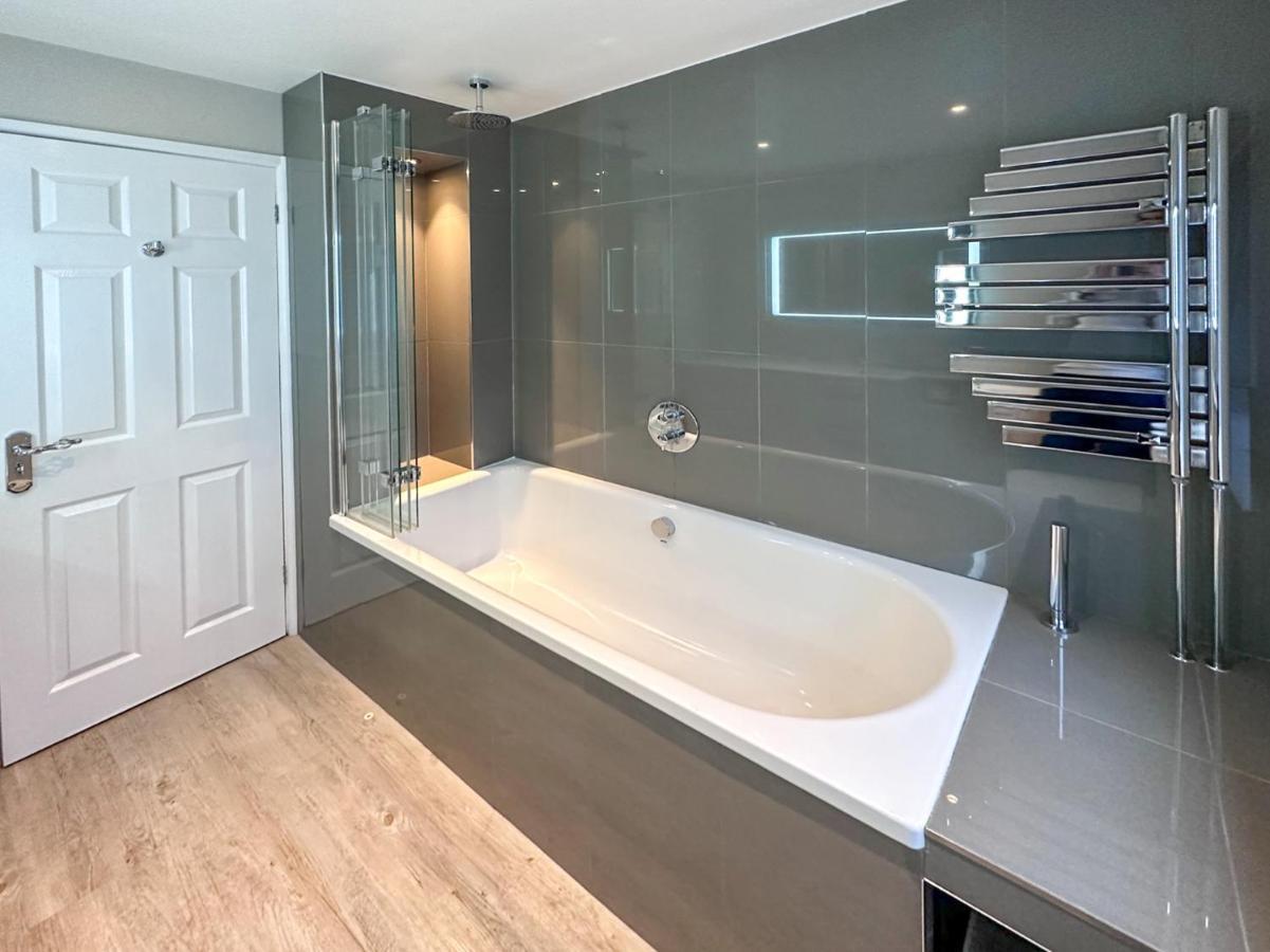 Blunsdon Lodge - Spacious Bungalow, High Speed Wi-Fi, Free Private Parking, Garden 스윈던 외부 사진